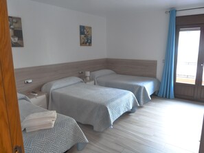 Habitación triple estándar | Espacio para trabajar con un portátil, wifi gratis, ropa de cama
