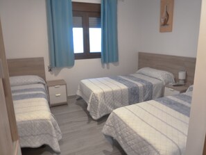 Habitación triple estándar | Espacio para trabajar con un portátil, wifi gratis, ropa de cama
