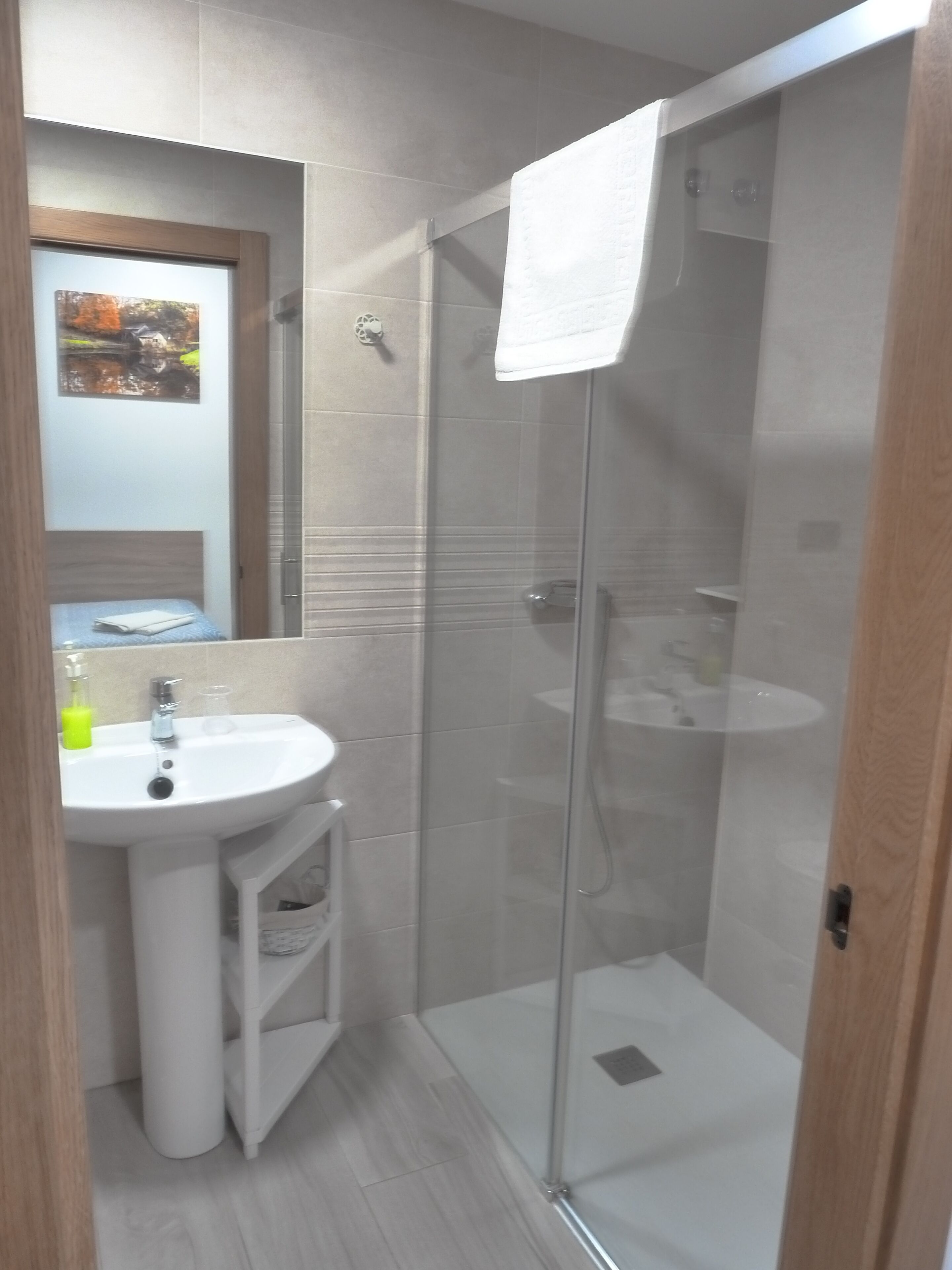 Basic Single Room | Bathroom