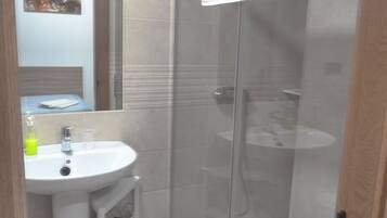 Basic Single Room | Bathroom