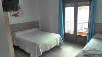 Dormitorio compartido familiar | Espacio para trabajar con un portátil, wifi gratis, ropa de cama