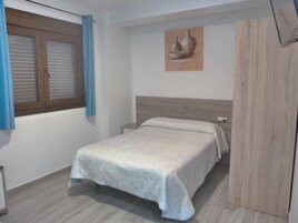 Espacio para trabajar con un portátil, wifi gratis, ropa de cama