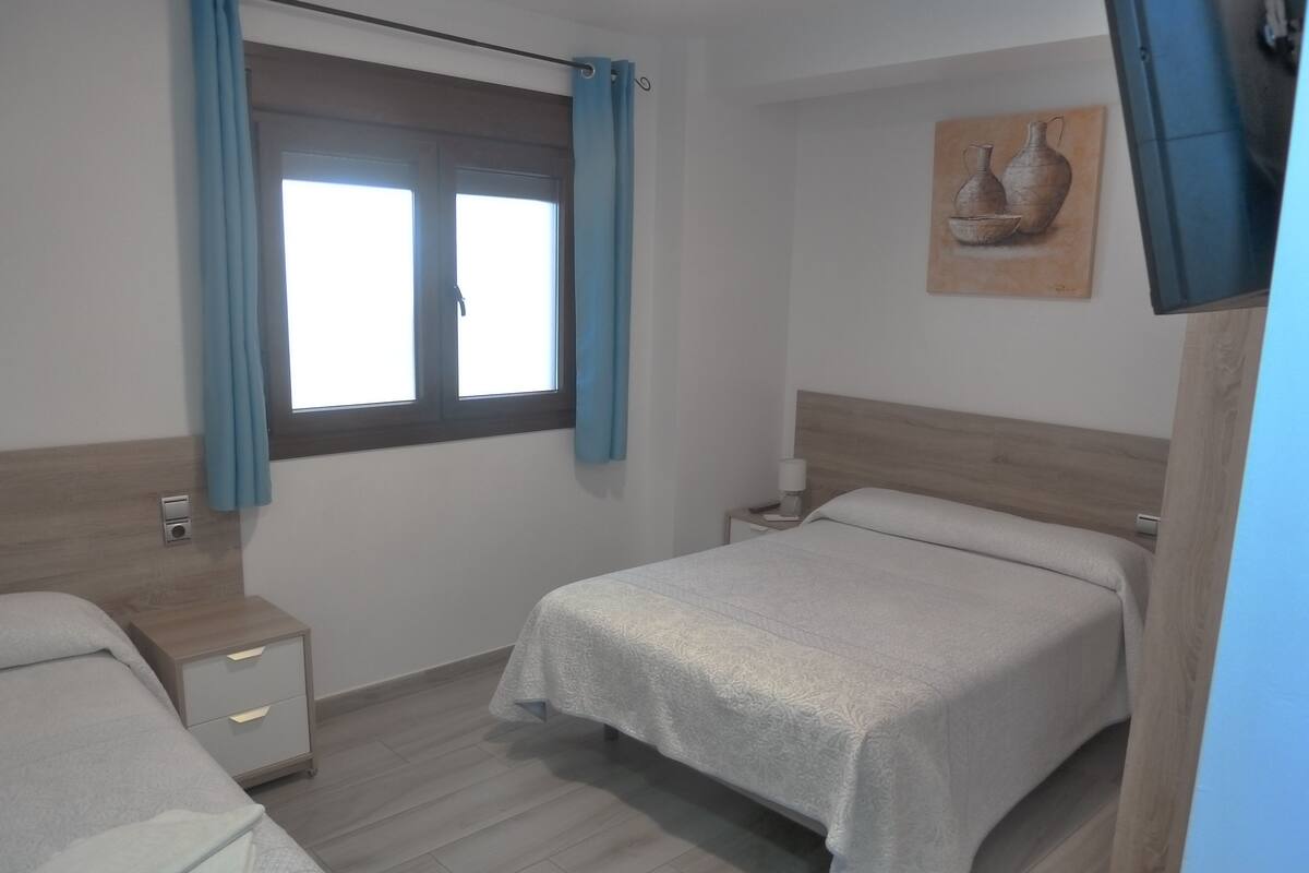 Espacio para trabajar con laptop, wifi gratis y ropa de cama