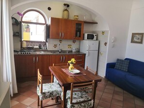 Kylskåp, mikrovågsugn, spishäll och vattenkokare