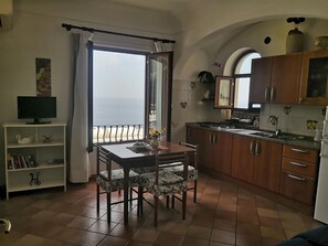 Kylskåp, mikrovågsugn, spishäll och vattenkokare