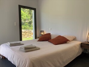 4 slaapkamers, een bureau, een strijkplank/strijkijzer, reisbedje