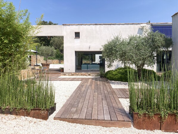 Terrace/patio - Belle Villa Moderne de Plain-pied Implantée sur un Jardin Méditerranéen (Besse-sur-Issole)