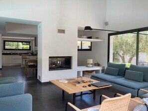 Fireplace, table tennis, books - Belle Villa Moderne de Plain-pied Implantée sur un Jardin Méditerranéen (Besse-sur-Issole)