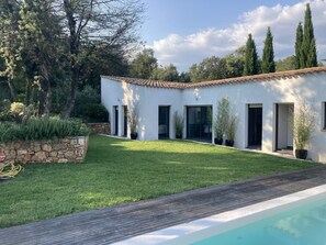 Outdoor pool - Belle Villa Moderne de Plain-pied Implantée sur un Jardin Méditerranéen (Besse-sur-Issole)