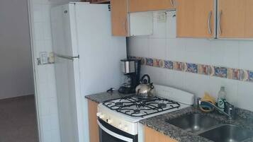 Køleskab, mikrobølgeovn, ovn, kogeplade