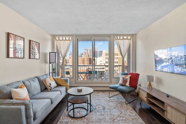 Smart TV - Mins to Saddledome |Free Parking |Central DT Condo (Calgary)