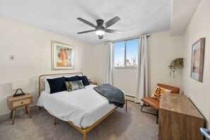 1 bedroom, desk, iron/ironing board, free WiFi - Mins to Saddledome |Free Parking |Central DT Condo (Calgary)