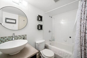 Towels - Mins to Saddledome |Free Parking |Central DT Condo (Calgary)