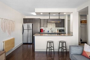 Frigorífico, microondas, horno y placa de cocina