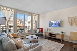 Smart TV - Mins to Saddledome |Free Parking |Central DT Condo (Calgary)