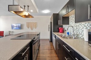 Kühlschrank, Mikrowelle, Ofen, Herdplatte