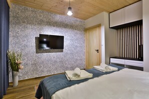7 bedrooms, iron/ironing board, WiFi, bed sheets