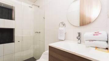 Douche, serviettes fournies, savon, papier toilette