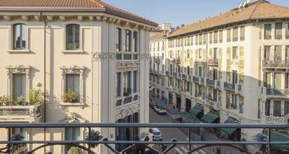 Spacious room in elegant period building with private bathroom close to the center