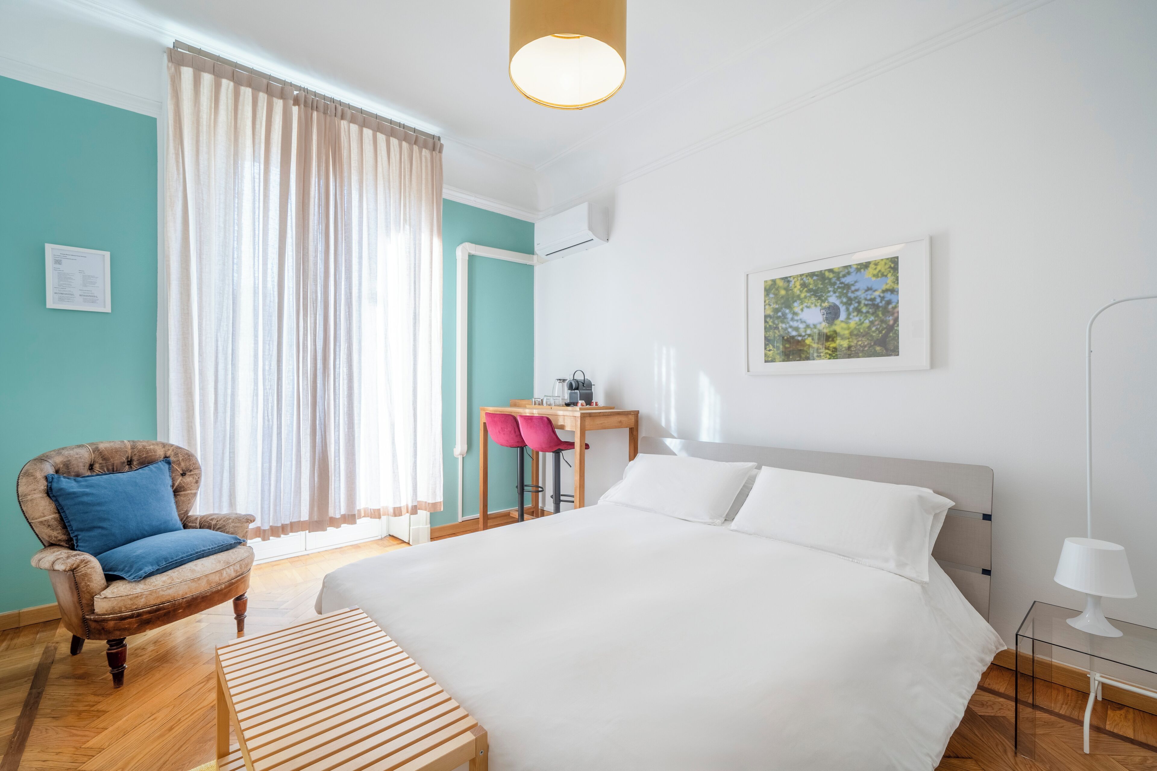 1 chambre, bureau, fer et planche à repasser, lit parapluie