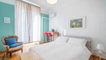 1 chambre, bureau, fer et planche Ă repasser, lit parapluie