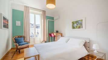 1 chambre, bureau, fer et planche Ă repasser, lit parapluie