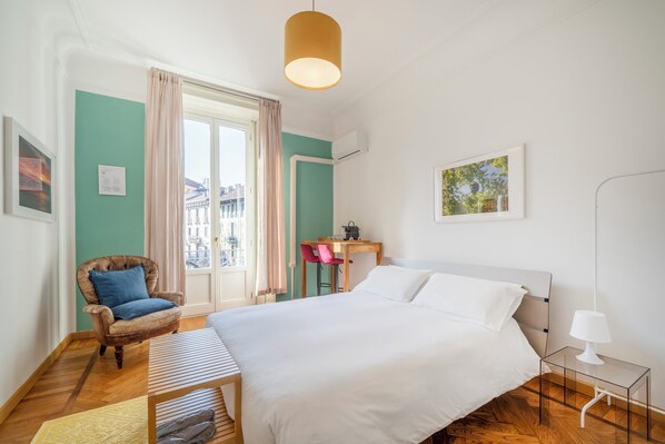 1 chambre, bureau, fer et planche à repasser, lit parapluie