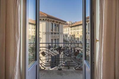 Spacious room in elegant period building with private bathroom close to the center