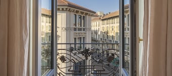 Spacious room in elegant period building with private bathroom close to the center