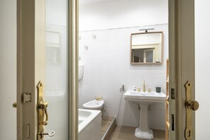 Hair dryer, bidet, towels, soap - Spacious room in elegant period building with private bathroom close to the center (Milano)
