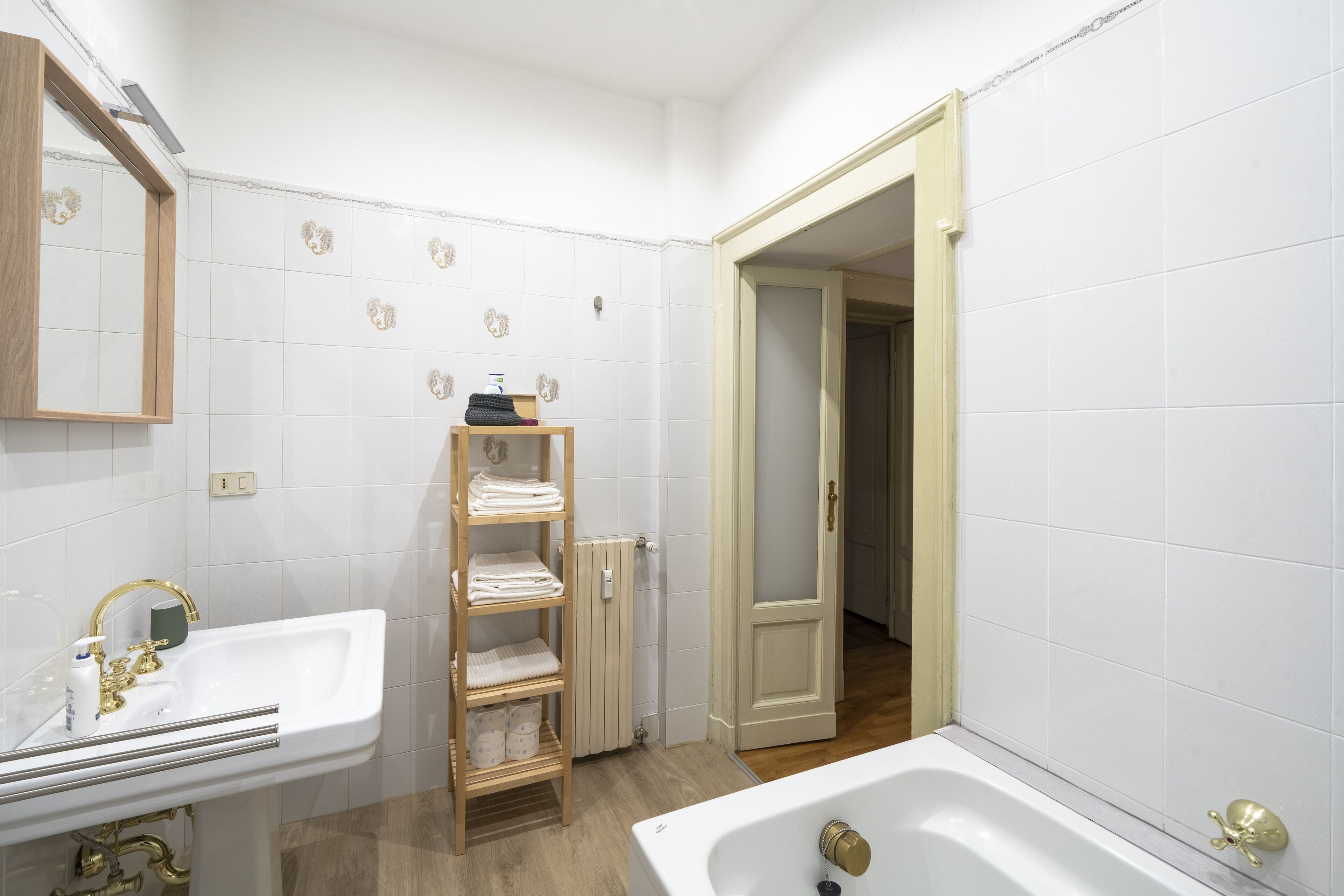 Sèche-cheveux, bidet, serviettes fournies, savon