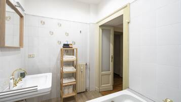 SĂšche-cheveux, bidet, serviettes fournies, savon