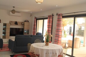 Comfort Villa | Living area | 120-cm Smart TV with satellite channels, Netflix, DVD player - Amour Sénégal (Ngaparou)