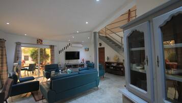 Vila Keluarga | Area keluarga | Smart TV 120-cm dengan saluran TV satelit, Netflix, dan pemutar DVD