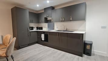 Apartamento | Cozinha privada | Geladeira, micro-ondas, fogão, cooktop