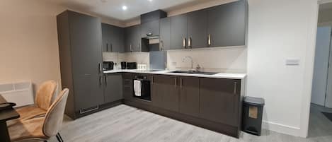 Departamento | Cocina privada | Refrigerador, microondas, horno y parrilla de estufa