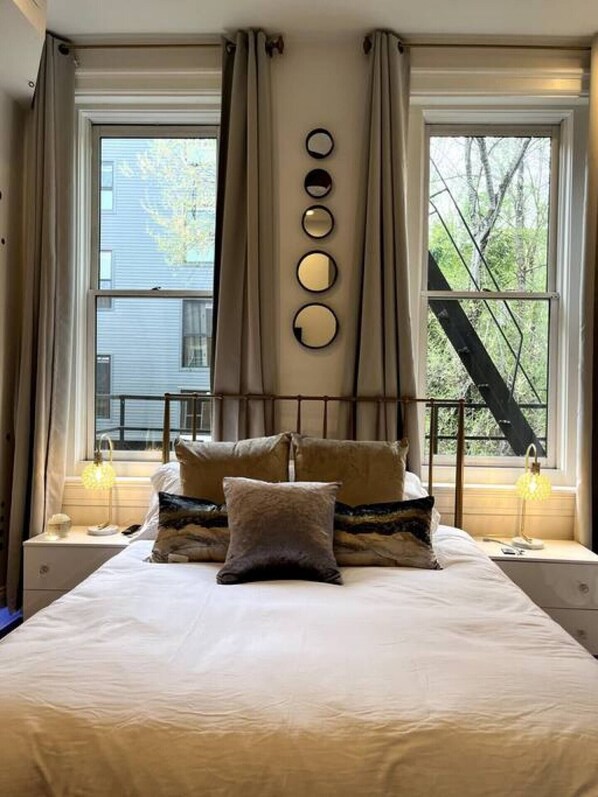 5 bedrooms, iron/ironing board, WiFi, bed sheets - Mulberry Mansion - OTR - FREE Parking (Cincinnati)