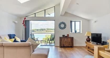 Stylish Estuary View | Sleeps 6 | Parking & Balconies