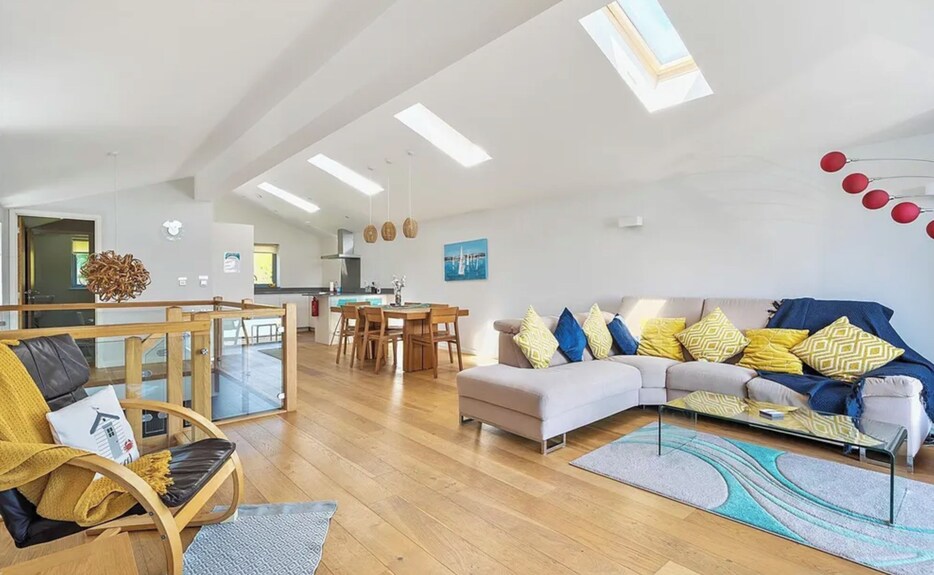 Stylish Estuary View | Sleeps 6 | Parking & Balconies - Gwithian
