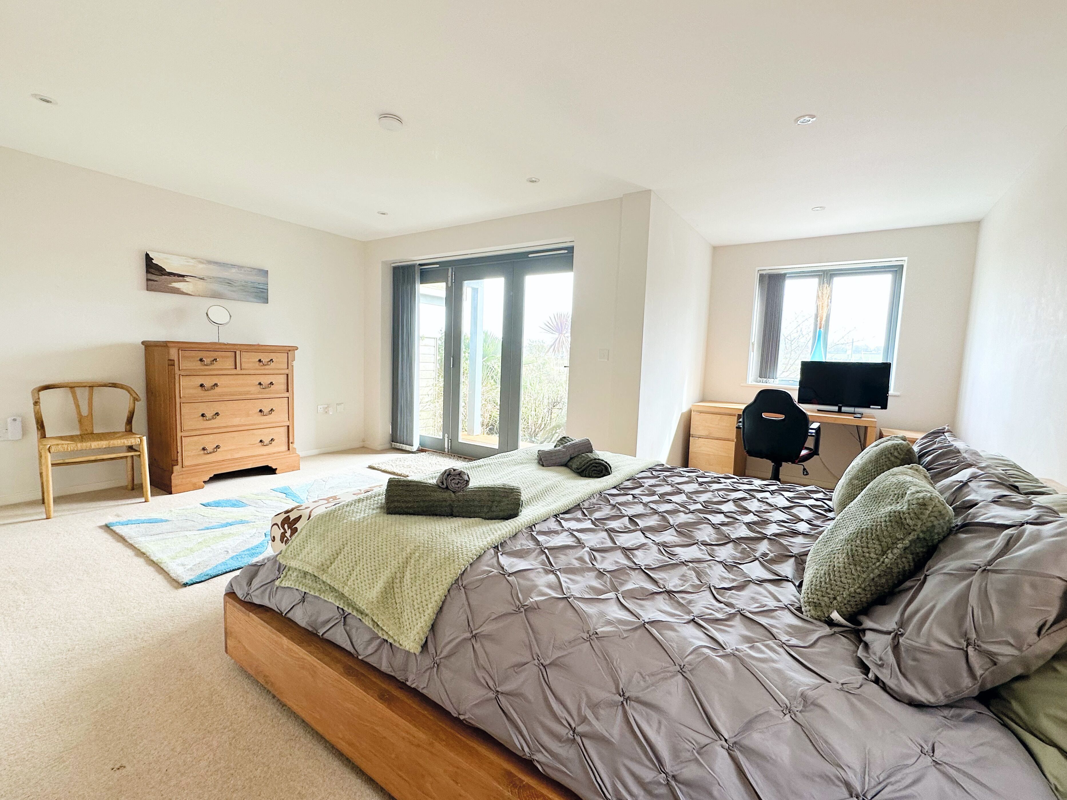 3 bedrooms, desk, iron/ironing board, free WiFi