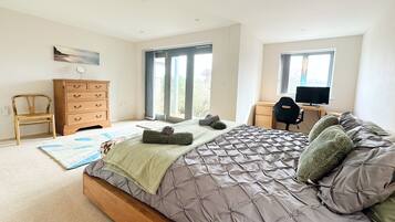 3 bedrooms, desk, iron/ironing board, free WiFi