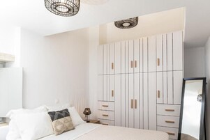 Apartamento luxo | Roupas de cama antialérgicas, cofres nos quartos