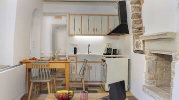 Apartemen Keluarga | Dapur pribadi | Lemari es, microwave, oven, dan mesin espresso