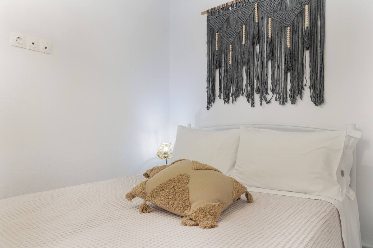 Junior Apartment | Hypo-allergenic bedding available, in-room safe, laptop workspace