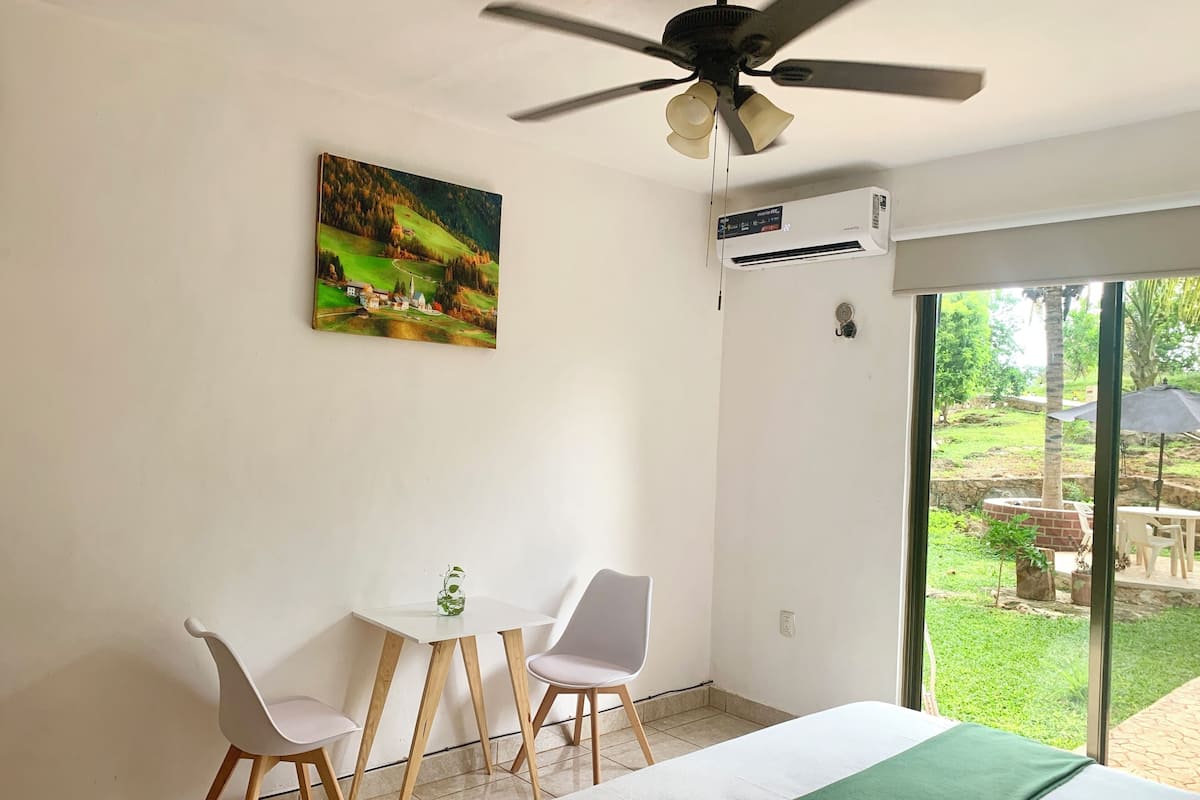 1 habitación, cubrecamas, minibar y cortinas blackout