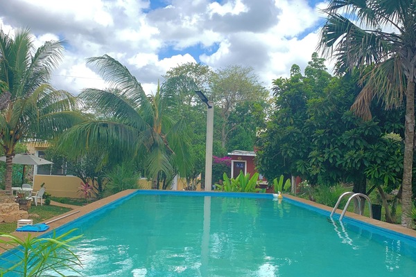 Una piscina al aire libre