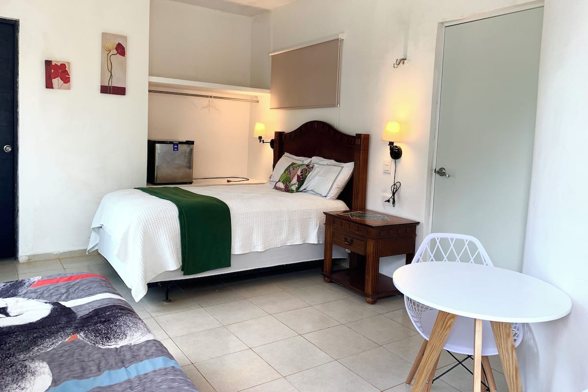 1 habitación, cubrecamas, minibar y cortinas blackout