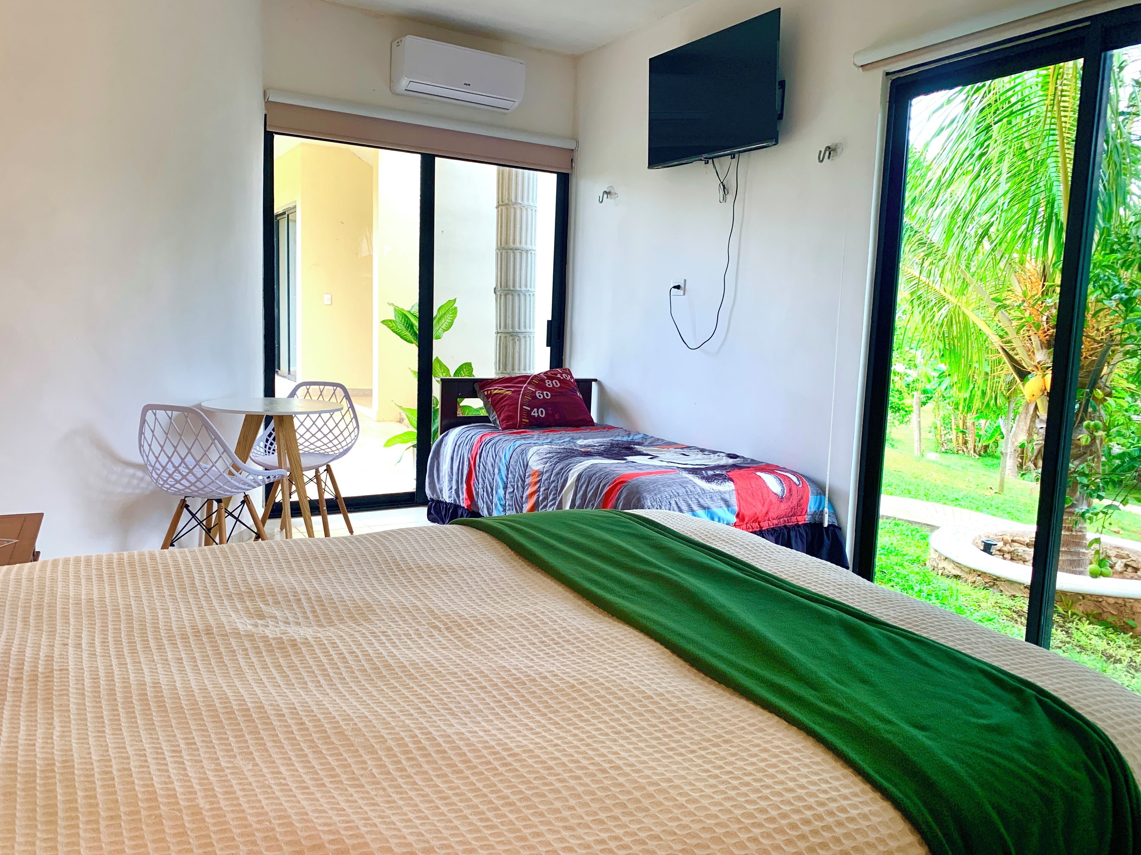 Habitación estándar, vista al jardín | Edredón, minibar, cortinas blackout y cunas 