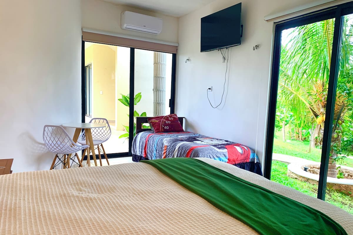 1 habitación, cubrecamas, minibar y cortinas blackout