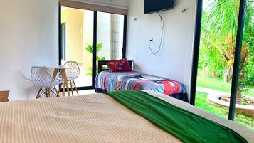 Habitación estándar, vista al jardín | Edredón, minibar, cortinas blackout y cunas